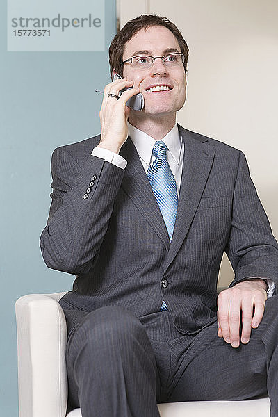 Blick auf einen Geschäftsmann am Mobiltelefon.