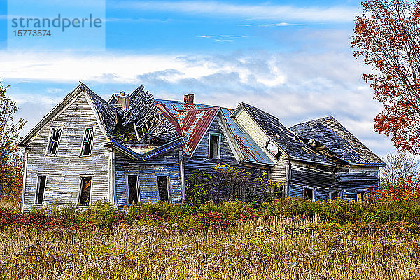 Verfallenes Bauernhaus im Herbst mit eingestürztem Dach; Scotstown  Quebec  Kanada