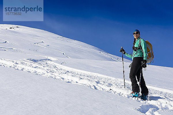 Frau beim Skilanglauf  Bergaufsteigen in Fellen  auf AT-Skiern und Fellen in Hatcher's Pass  Alaska  Talkeetna Mountains; Alaska  Vereinigte Staaten von Amerika
