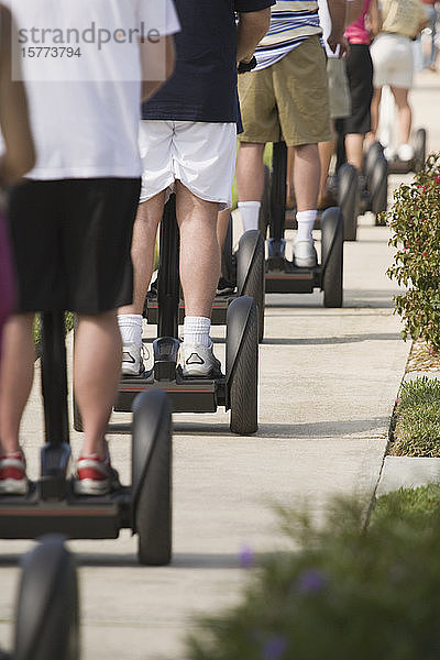 Rückansicht von Touristen auf Segways