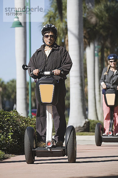 Mittlerer Erwachsener auf einem Segway in einem Garten