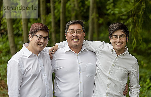 Porträt eines Vaters mit zwei Söhnen  alle tragen weiße Hemden; Langley  British Columbia  Kanada