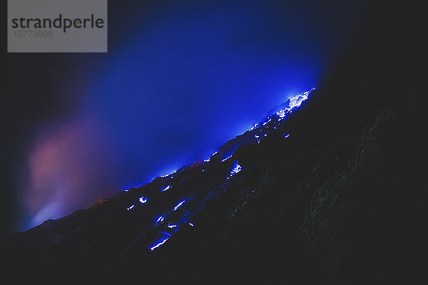 Die blauen Flammen des Ijen  im Krater des Vulkans; Ost-Java  Java  Indonesien