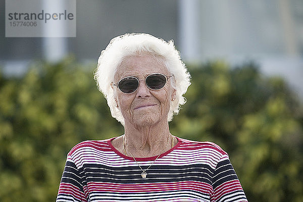 Nahaufnahme einer älteren Frau mit Sonnenbrille