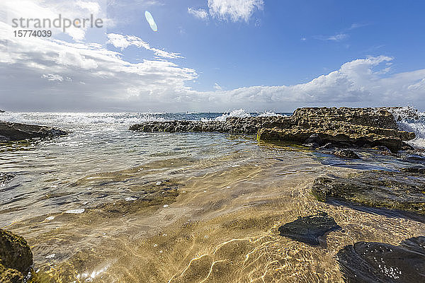 Gelassenes  ruhiges Wasser am Hookipa Beach  wo Surfer und Meeresschildkröten den Strand bevölkern und die Felsen malerische Pools entlang des Strandes bilden; Paia  Maui  Hawaii  Vereinigte Staaten von Amerika