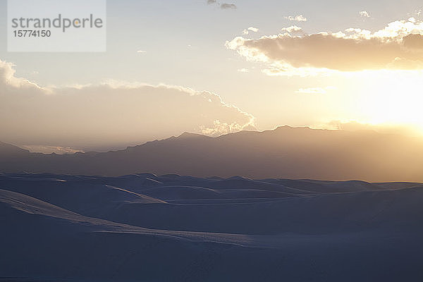 Sonnenuntergang auf Gipsdünen im White Sands National Monument; Amalogordo  New Mexico  Vereinigte Staaten von Amerika