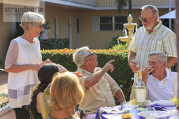 Senioren bei einer Party im Freien