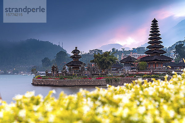 Sonnenuntergang am Ulun Danu Beratan-Tempel  einem bedeutenden hinduistischen Shaivite-Wassertempel am Bratan-See; Bali  Indonesien