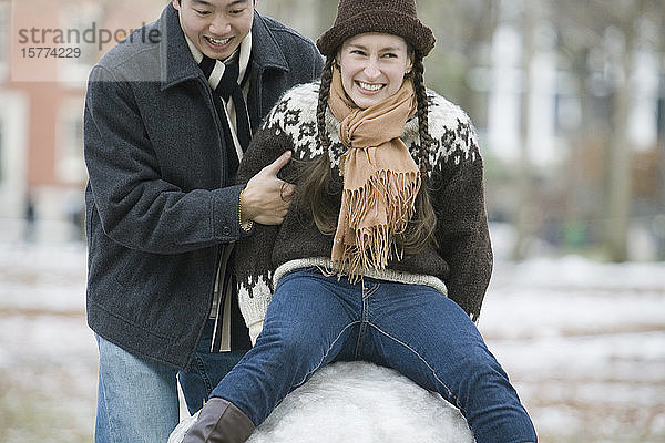 Junges Paar spielt im Schnee