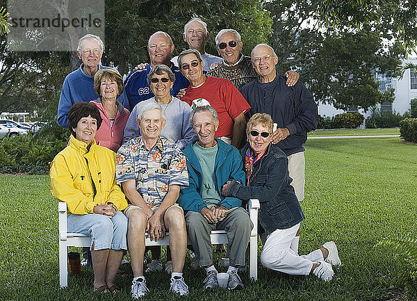 Porträt einer Gruppe von älteren Männern und Frauen.