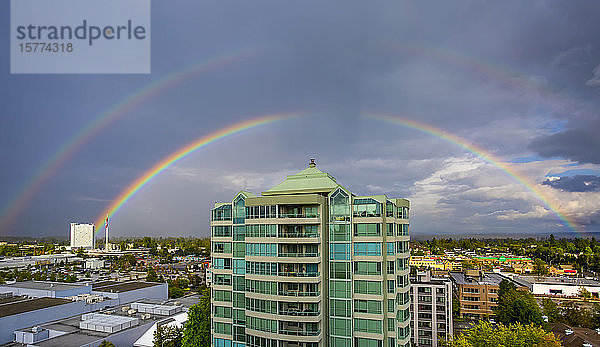 Doppelter Regenbogen über einer Stadtlandschaft  Guildford; Surrey  British Columbia  Kanada