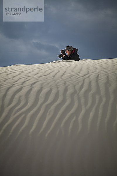 Fotografin nimmt ein Bild mit weißem Sand im Vordergrund auf  White Sands National Monument; Alamogordo  New Mexico  Vereinigte Staaten von Amerika