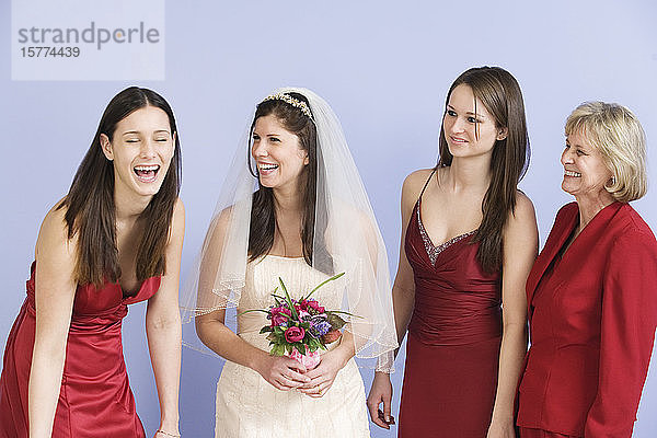 Junge Braut mit ihren Freundinnen.