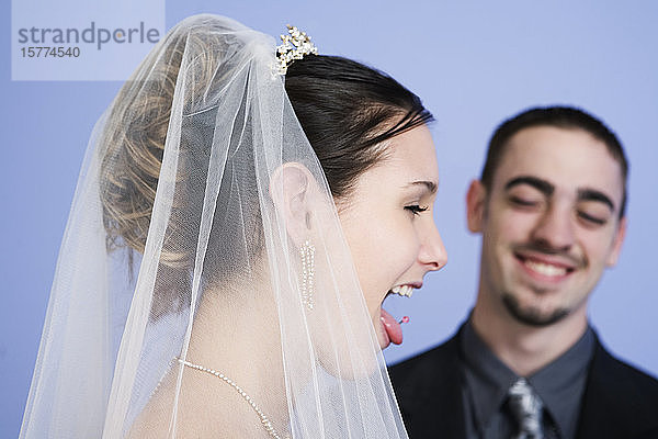 Blick auf eine Braut mit einer in die Zunge gepiercten Reißzwecke.