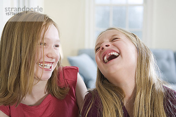 Blick auf zwei lachende Mädchen.