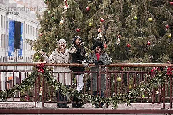 Drei Frauen stehen auf einem Balkon mit Weihnachtsschmuck und schauen in die Kamera; Boston  Massachusetts  Vereinigte Staaten von Amerika