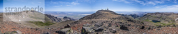 Ein Panoramablick nach Osten auf den Gipfel des Steens Mountain im Südosten Oregons; Frenchglen  Oregon  Vereinigte Staaten von Amerika