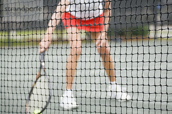 Tiefschnittansicht einer älteren Frau beim Tennisspielen