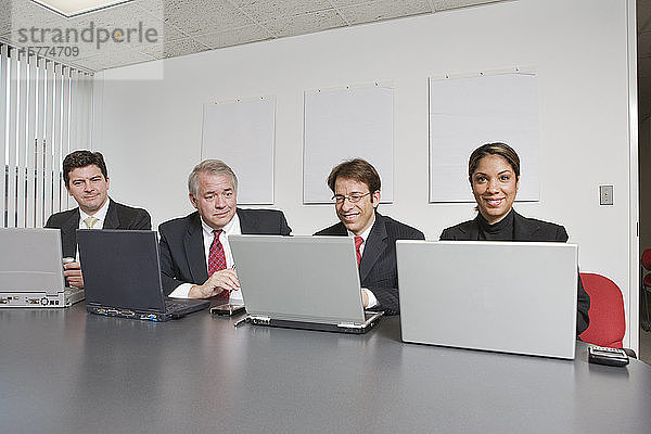 Porträt von Geschäftsleuten im Büro.