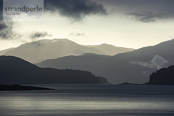 Dramatische Wolken bei Sonnenaufgang über dem Riffe Lake am Highway 12  in der Nähe von Morton; Morton  Washington  Vereinigte Staaten von Amerika