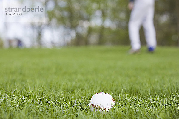 Nahaufnahme eines Baseballs auf Gras