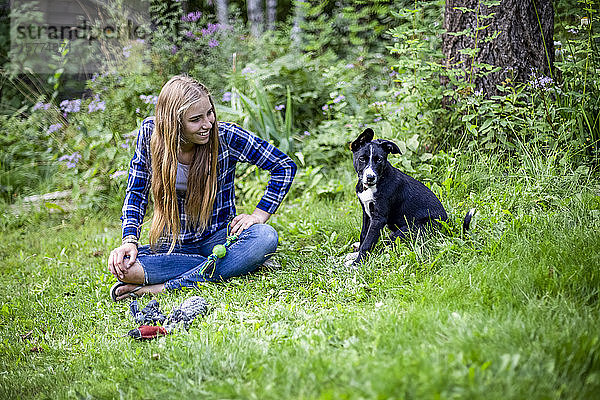 Mädchen mit ihrem Hund in einem Park; Salmon Arm  British Columbia  Kanada