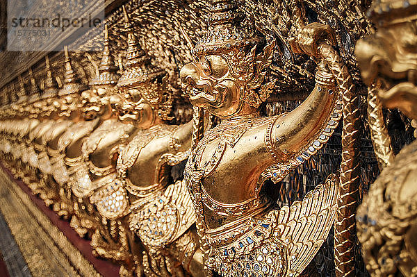 Nahaufnahme des goldenen Schreins im buddhistischen Tempelkomplex Wat Pho in Bangkok.