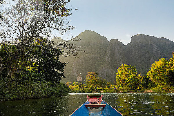 Nam Song River  ein Boot auf dem Wasser bei Vang Vieng  Laos