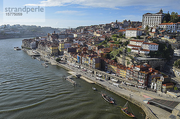 Hochwinkelansicht einer Küstenstadt mit einem Segelboot  das in der Nähe der Hafenmauer vertäut ist  Portugal.