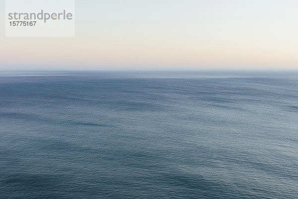 Meereslandschaft  Blick zum Horizont über die Wasseroberfläche.