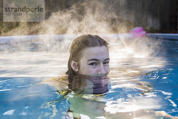 Ein jugendliches Mädchen schwimmt in einem Pool