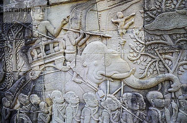 Ankor Wat  ein historischer Khmer-Tempel aus dem 12. Jahrhundert und UNESCO-Weltkulturerbe. Bögen und in Stein gehauene Basrelieftafeln mit Szenen aus der Kulturgeschichte der Khmer.
