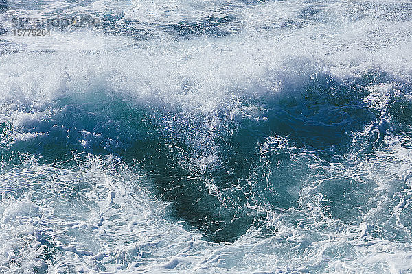 Aufwühlendes Ozeanwasser und Wellen  Hochwinkelansicht