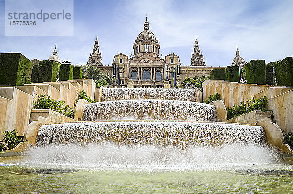 Der magische Brunnen von MontjuÃ¯c mit dem Museu Nacional d'Art de Catalunya im Hintergrund  Barcelona  Katalonien  Spanien.