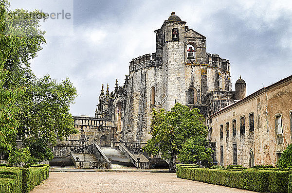 Außenansicht der mittelalterlichen Hauptkirche des Klosters von Tomar  erbaut von den Tempelrittern  Tomar  Portugal.