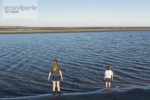 Zwei Kinder mit Blick auf den Ozean
