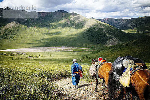 Reiseführer und Reisende reiten auf Pferden in die Ost-Taiga-Wälder der nördlichen Mongolei  um die abgelegenen  nomadischen Rentierzüchter zu besuchen  die in der Nähe der sibirischen Grenzen des Landes leben.