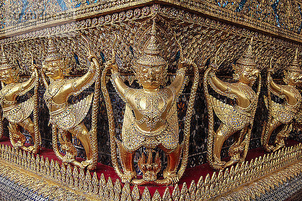Nahaufnahme der Statuen am goldenen Schrein im buddhistischen Tempelkomplex Wat Pho im Phra-Nakhon-Distrikt  Bangkok.