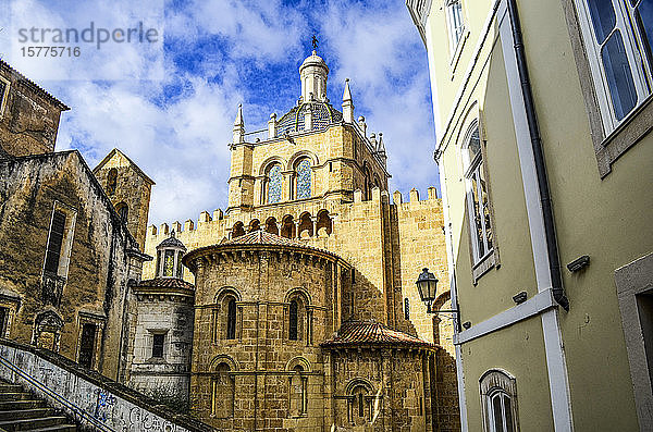 Außenansicht der alten romanischen Kathedrale  Coimbra  Portugal.