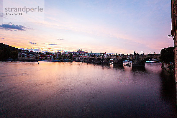 Blick auf die Karlsbrücke und den Fluss Moldau bei Sonnenuntergang