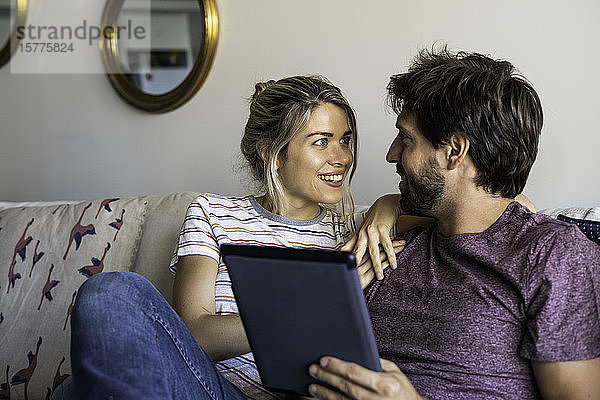 Ehepaar nutzt digitales Tablet zu Hause