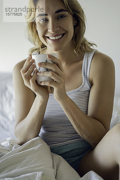 Junge Frau hält Kaffeetasse