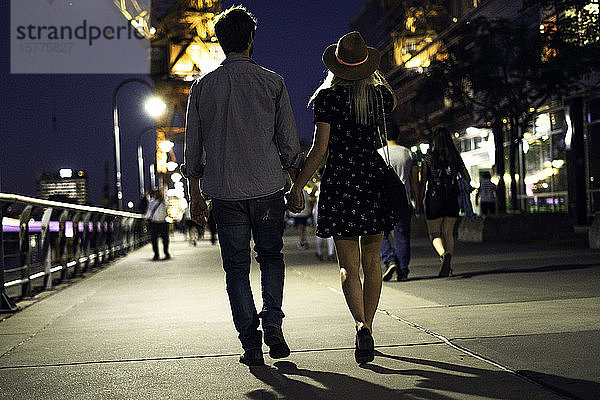 Ehepaar geht nachts auf der Straße