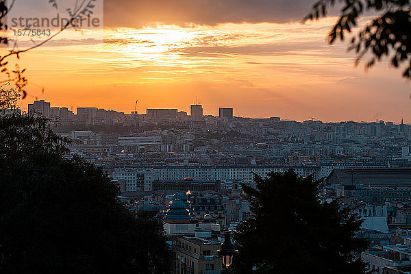 Pariser Stadtbild bei Sonnenuntergang