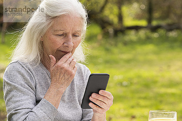 Ältere Frau benutzt ein Smartphone