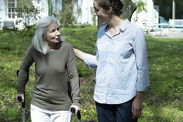 Pflegekraft im Gespräch mit älteren Frauen