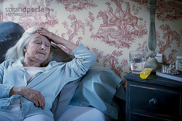 Ältere Frau entspannt auf dem Bett
