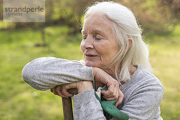 Ältere Frau entspannt sich im Garten