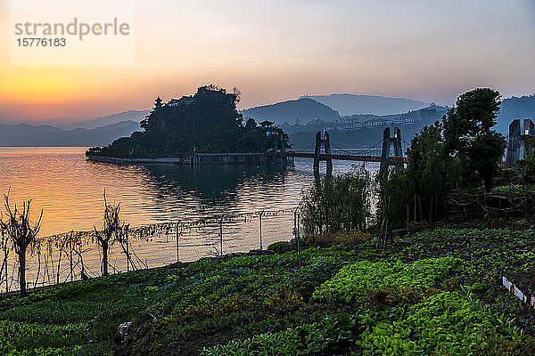 Blick auf die Shi Baozhai-Pagode bei Sonnenuntergang am Yangtze-Fluss bei Wanzhou  Chongqing  Volksrepublik China  Asien