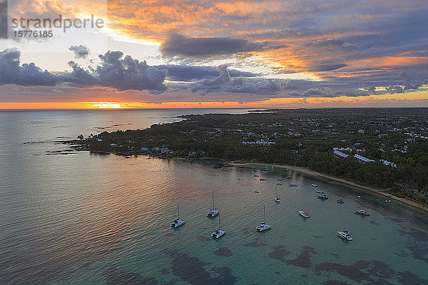 Oranger Himmel bei Sonnenaufgang über dem tropischen Strand und der Lagune  Luftaufnahme  Grand Baie (Pereybere)  Mauritius  Indischer Ozean  Afrika